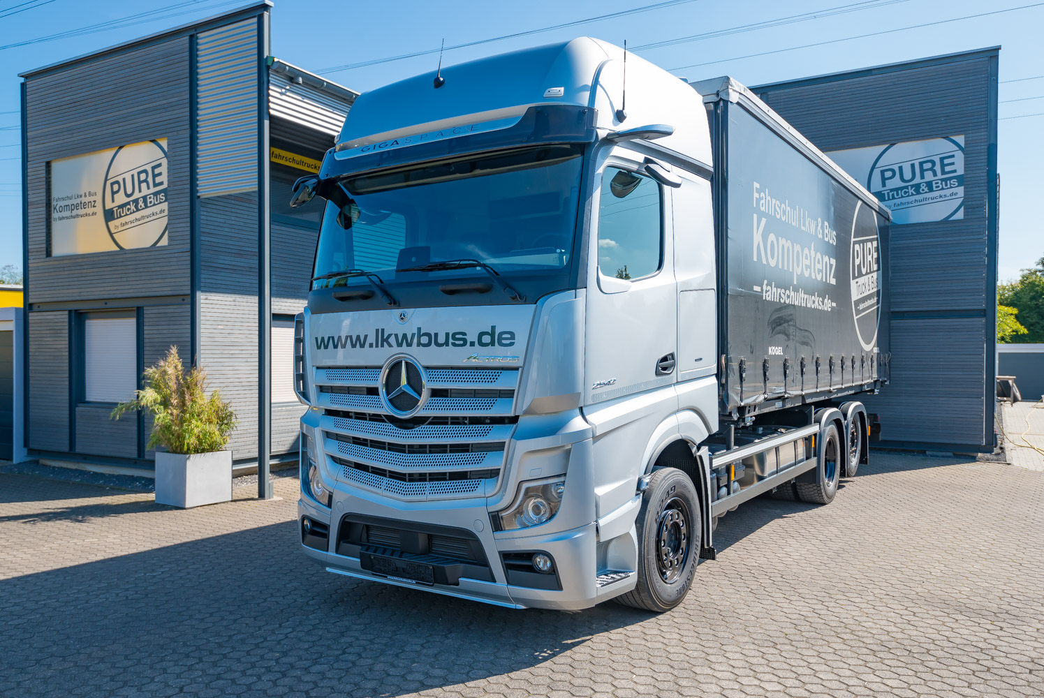 Fahrschultrucks.de - Ihr starker Partner für Miete - Leasing - Kauf von Fahrschulnutzfahrzeugen.
